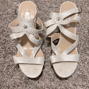 Guess size 6 wedge sandal Pearl color
